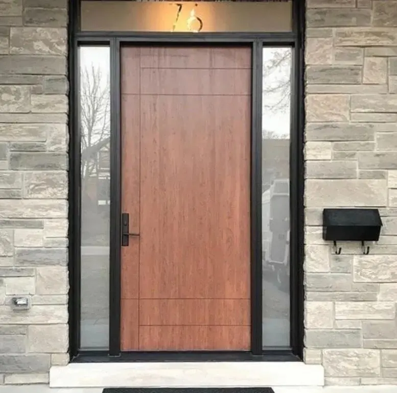 Porte d’entrée avec panneaux vitrés latéraux